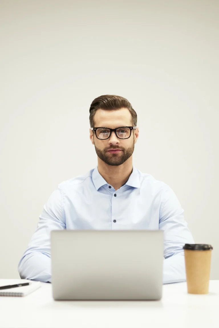 Επαγγελματίας εργάζεται σε laptop στο γραφείο του